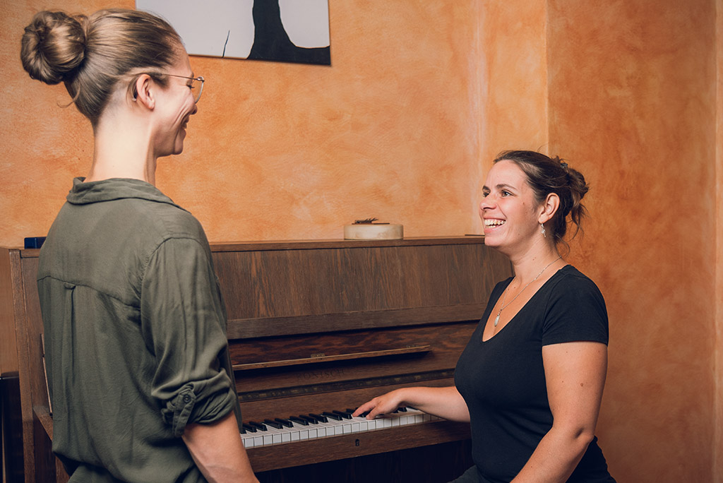 Vocalcoach Louise am Klavier